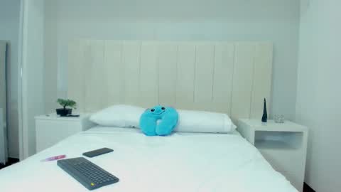Mia online show from November 20, 12:06 pm
