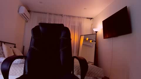 Mia online show from March 11, 7:16 pm