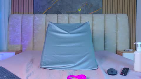 miia scoott  online show from February 6, 12:30 pm