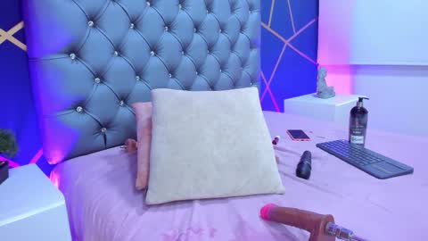 Snapshot of miia_taylor_1_ chatting on October 10, 6:29 am Mia online show from October 10, 6:29 am