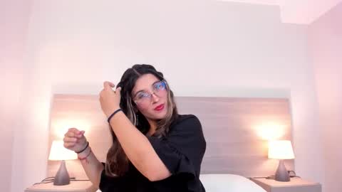 mila_thomass online show from March 3, 11:16 am