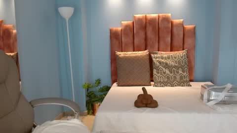 milaa_star online show from April 18, 3:53 am