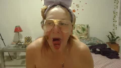 Snapshot of milchanell chatting on October 16, 7:11 am milchanell online show from October 16, 7:11 am