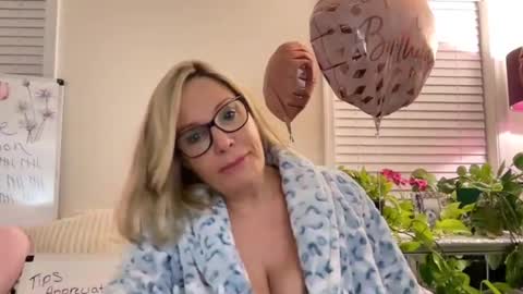 MIlf Goddess online show from June 22, 6:21 am