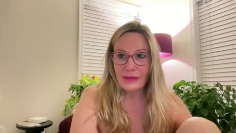 MIlf Goddess online show from November 9, 6:42 am