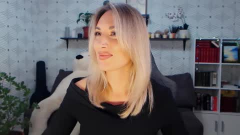 MillaXQueen online show from May 10, 1:57 pm