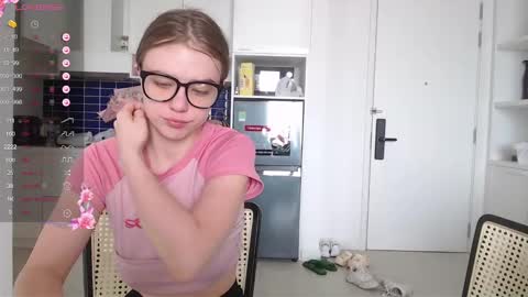 Snapshot of miss_sweetbb chatting on February 15, 2:58 am Bella online show from February 15, 2:58 am