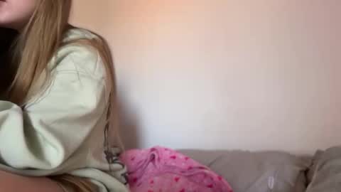 Ameliahs online show from October 9, 1:37 pm