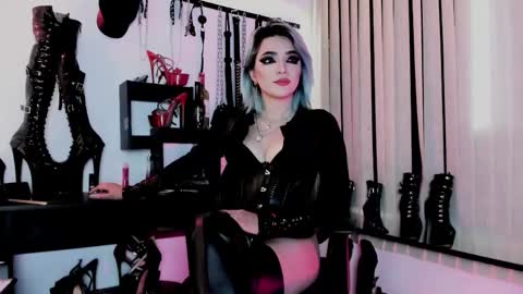 Missdarklady online show from April 13, 10:10 pm