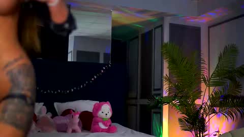 misskiarra online show from February 22, 7:37 pm