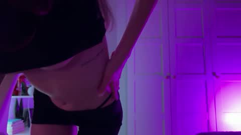 misslalii online show from April 16, 9:39 pm