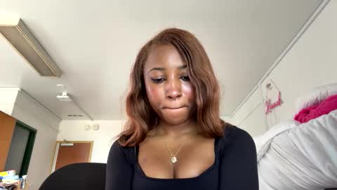 missmarimac online show from February 18, 5:01 pm