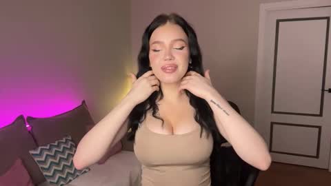 Mia online show from November 22, 8:33 pm