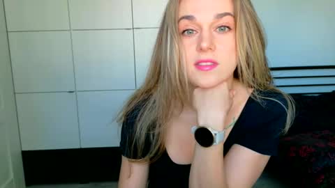 mmminnie online show from April 1, 2:03 pm