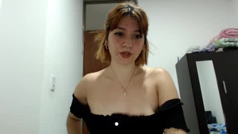 Snapshot of molly_fragance chatting on March 12, 11:33 pm Molly online show from March 12, 11:33 pm