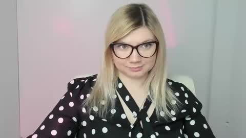 Molly online show from November 3, 1:04 pm