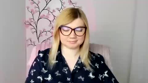 Molly online show from April 20, 11:35 am