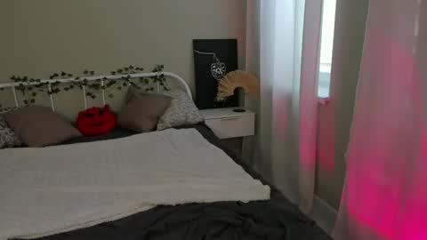 mollygrimes online show from May 7, 9:46 am