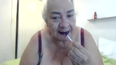 Snapshot of mom_is_wet chatting on December 31, 4:49 am nativa online show from December 31, 4:49 am