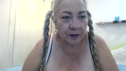 Snapshot of mom_is_wet chatting on February 3, 3:09 am nativa online show from February 3, 3:09 am
