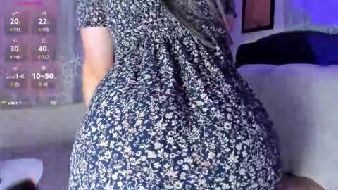 moollly_ online show from January 17, 2:19 am