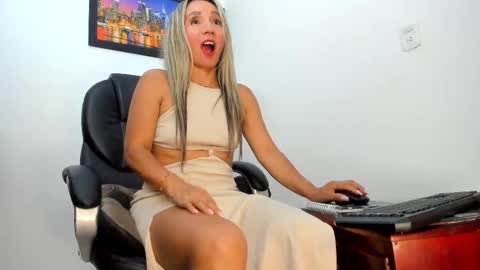 Luna  online show from October 24, 2:40 am