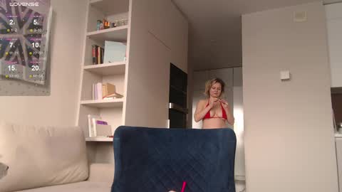 Snapshot of my_hannah chatting on February 16, 8:21 am Hannah  welcome  online show from February 16, 8:21 am