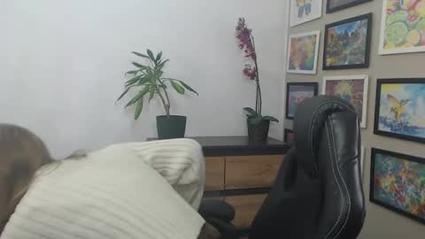 Snapshot of mysteryericax chatting on October 22, 8:30 am Erica online show from October 22, 8:30 am