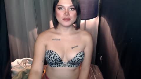 UR GIRL NEXTDOOR online show from February 28, 5:48 am