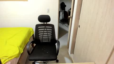 independent model online show from April 3, 11:36 pm