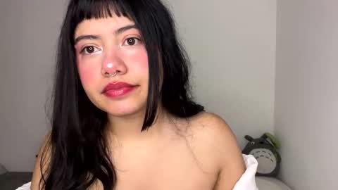 nahomy online show from April 11, 1:15 pm