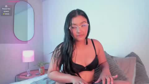 Snapshot of naomi_dh chatting on September 25, 8:17 pm Naomi online show from September 25, 8:17 pm