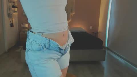 anatalybee online show from April 19, 8:11 pm