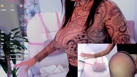 Snapshot of naugthyelli chatting on December 9, 10:20 pm online show from December 9, 10:20 pm