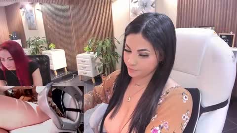 Snapshot of naugthyelli chatting on September 19, 1:04 am online show from September 19, 1:04 am