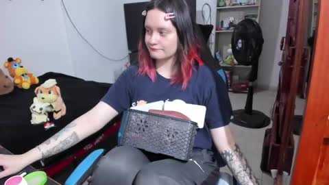 Geek Nicole    im Neeko UwU online show from April 19, 12:27 pm