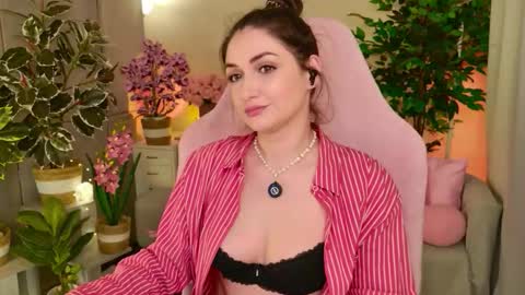 Nicole Online at about after 1000  6  UK time or 900  - 500  UK time it approximate time interval online show from December 22, 1:42 am