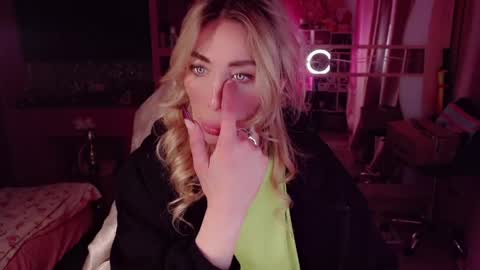 Nicole online show from May 31, 7:47 am