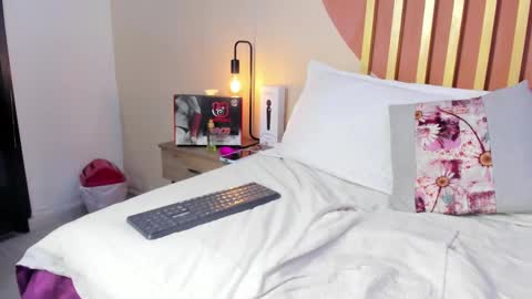 N i c o l e  online show from September 29, 8:47 pm