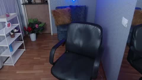 Nicolle  online show from July 28, 3:21 pm