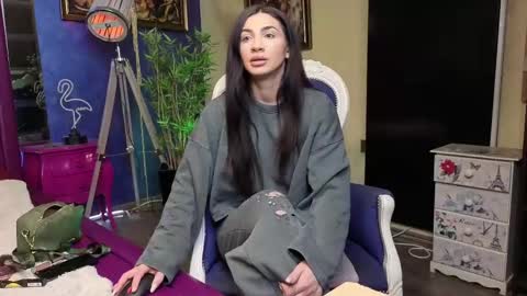 Nicolle online show from February 26, 7:45 am