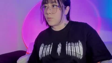  s online show from February 3, 8:01 pm