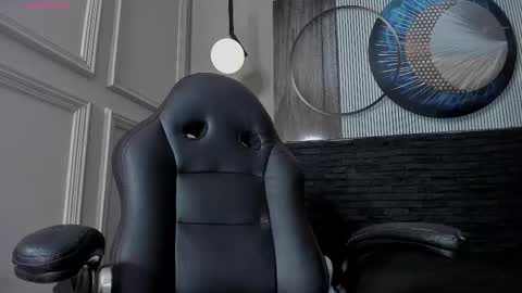 independent model online show from February 19, 1:50 pm