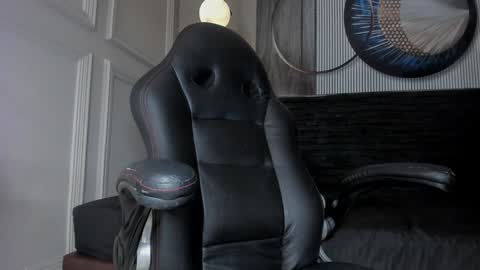 independent model online show from December 6, 11:00 am