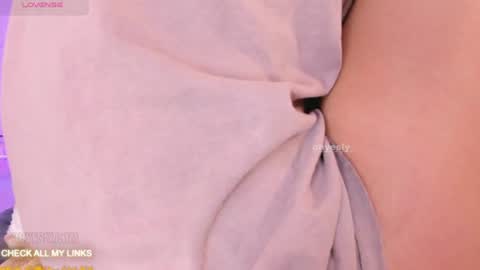 ohyesly_ online show from June 18, 1:27 pm