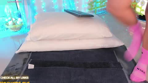 ohyesly_ online show from April 9, 10:20 am