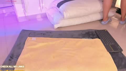 ohyesly_ online show from July 27, 9:39 am