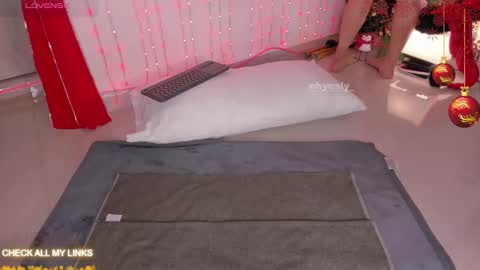 ohyesly_ online show from December 5, 10:16 am