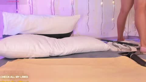 ohyesly_ online show from June 19, 3:04 pm