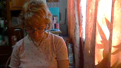 Olivia Mia online show from April 16, 11:21 am